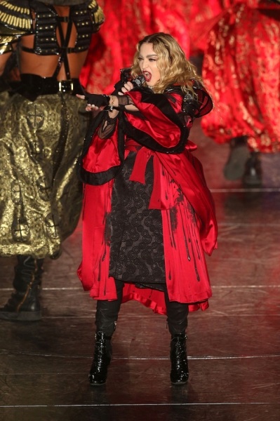 Мадонна раздела несовершеннолетнюю поклонницу на сцене концерта в Австралии