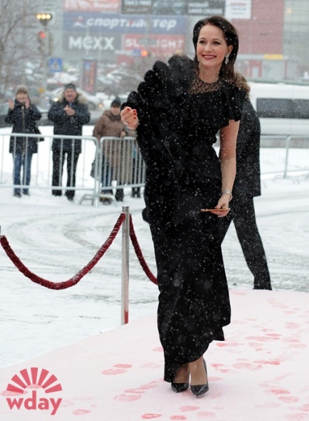 Красота требует жертв: Ольга Кабо в открытом платье под снегопадом