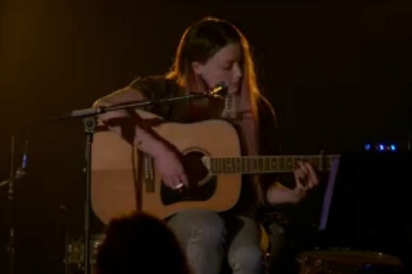 Эмбер Херд поет и играет на гитаре в отрывке из фильма One More Time