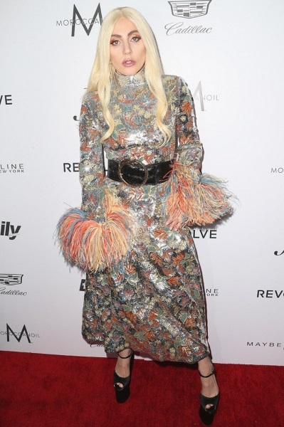 Леди Гага вышла в свет в блестящем платье с помпонами на руках