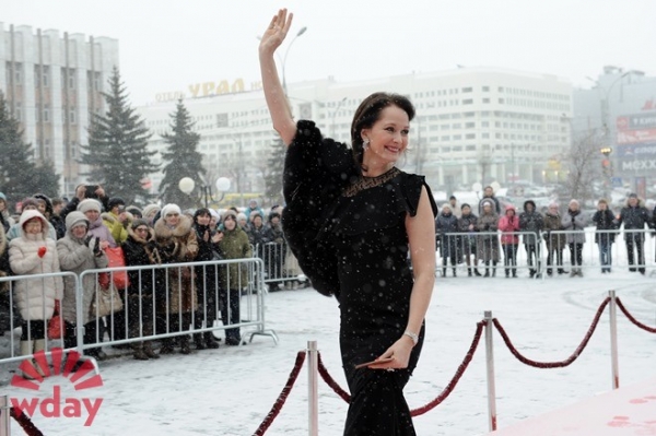 Красота требует жертв: Ольга Кабо в открытом платье под снегопадом