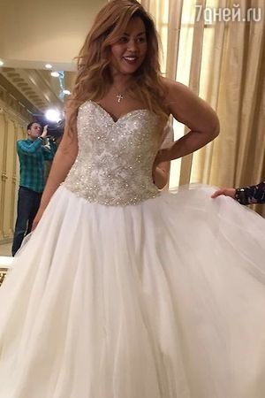 Корнелия Манго выбрала свадебное платье