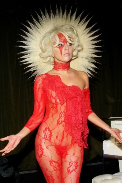 Леди Гага вышла в свет в блестящем платье с помпонами на руках