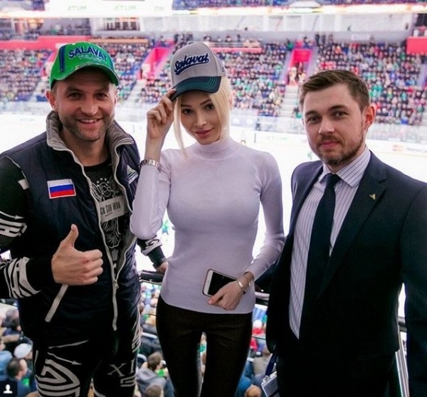 Алена Шишкова посетила хоккейный матч в Уфе
