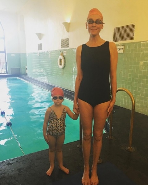 Ума Турман учит дочь плавать