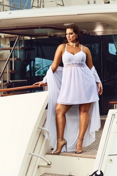 Plus-size модель Эшли Грэм позирует в новой коллекции свадебного нижнего белья