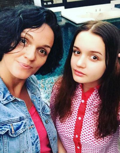 Певица Слава устроила жаркую фотосессию с дочерью