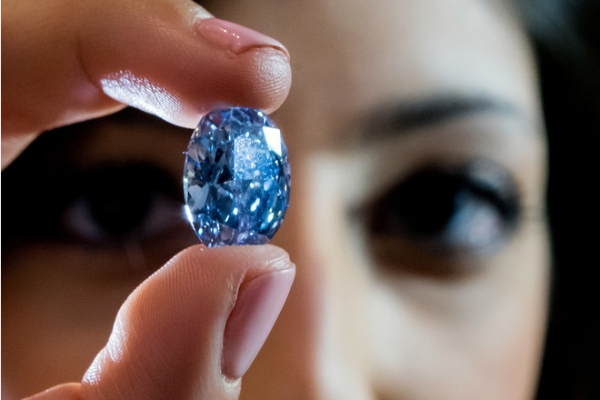 В Гонконге продадут редчайший голубой бриллиант