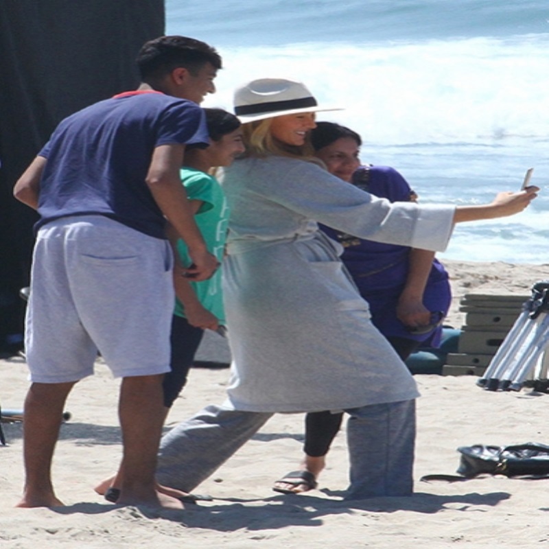 Вдоль моря: Блейк Лайвли на съемках фильма "Отмель" в Малибу