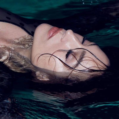 51-летняя Моника Беллуччи в роскошной фотосессии в бассейне
