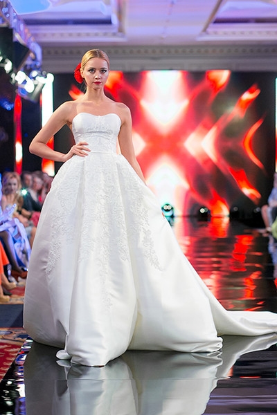 Анна Калашникова присматривает свадебное платье