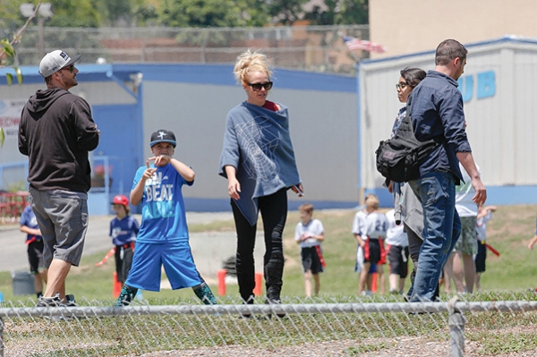 Бритни Спирс и Кевин Федерлайн вместе сходили на футбольный матч сыновей