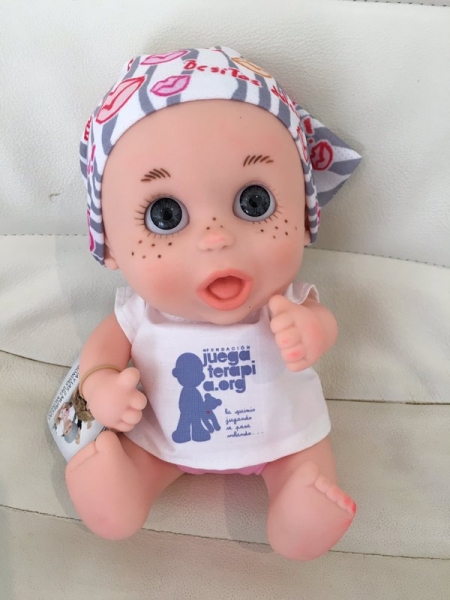 Шакира выпустила лысую куклу, чтобы помочь онкобольным детям