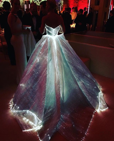 Мода будущего: как устроено платье-светлячок от Zac Posen