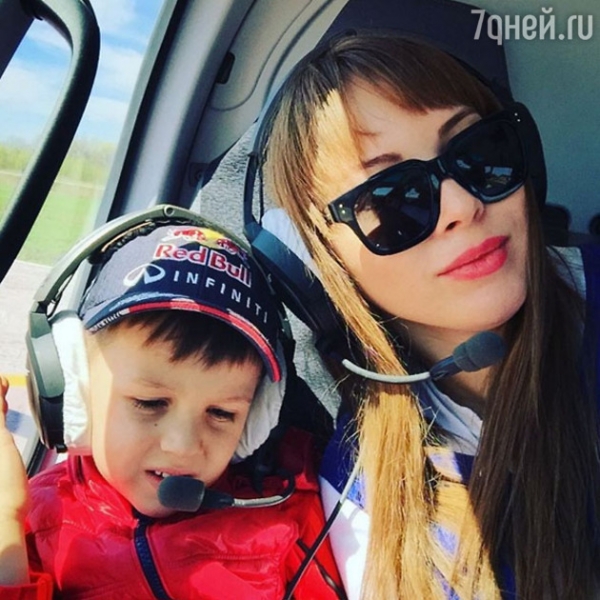 Дмитрий и Полина Дибровы прокатили сына на вертолете