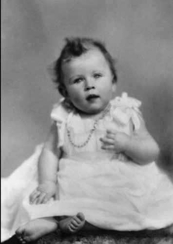 В Сеть попали детские фотографии Елизаветы ІІ