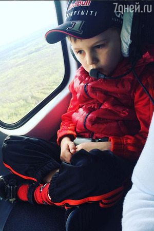 Дмитрий и Полина Дибровы прокатили сына на вертолете