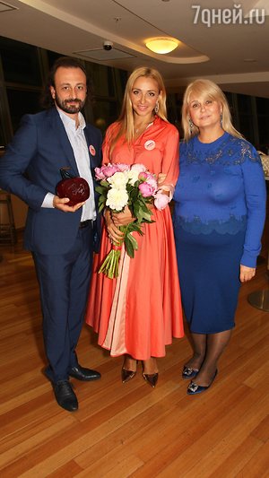 Татьяна Навка получила премию черешней