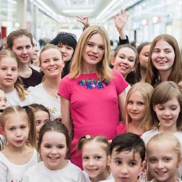 Наталья Водянова и Валентин Юдашкин помогут детям
