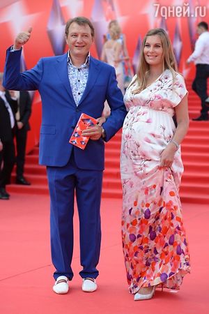 Срочно: Марат Башаров появился с беременной невестой на звездной дорожке ММКФ
