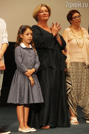 Веру Глаголеву приглашает на премьеры 9-летняя внучка