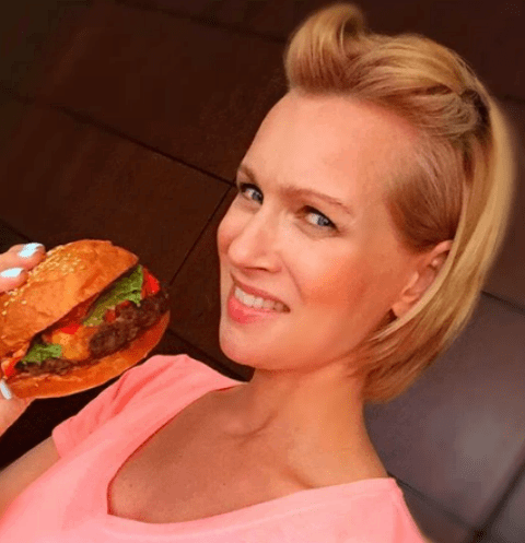 Олеся Судзиловская смотрит на гамбургеры и худеет