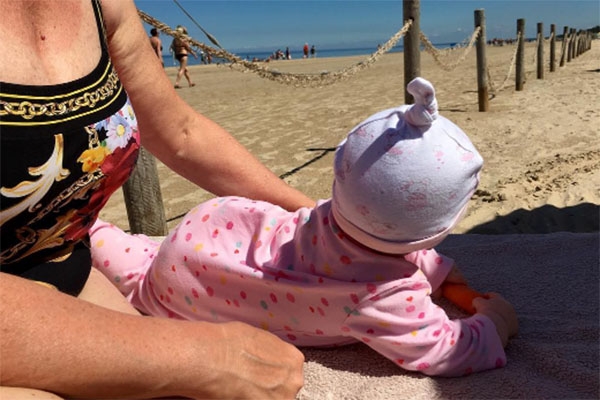 Юлия Проскурякова учит дочку эффектному появлению на пляже