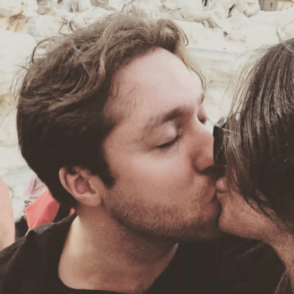 Алекса публично одарила любимого страстным поцелуем