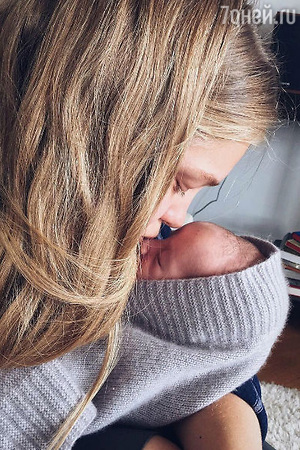Наталья Водянова впервые показала лицо новорожденного сына