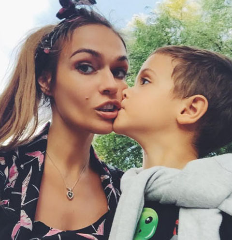 Алена Водонаева не побоялась проводить сына во Францию