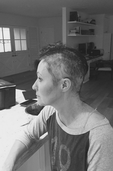 Больная раком Шеннен Доэрти отрезала волосы