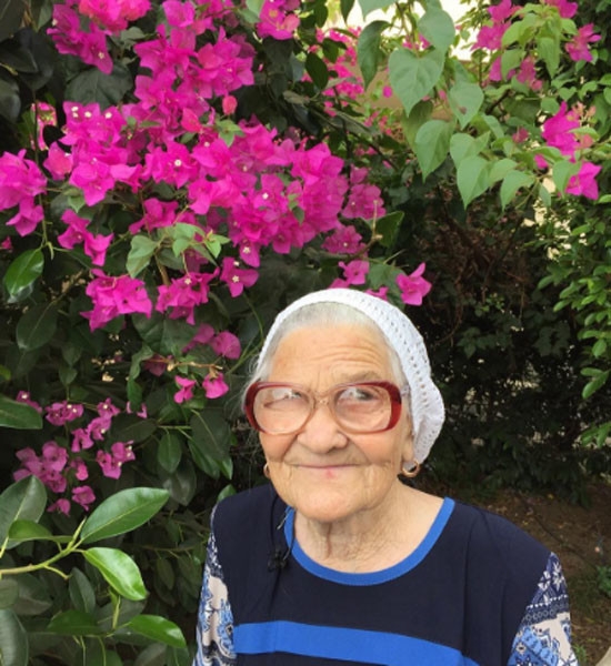 89-летняя баба Лена объехала полмира на пенсию