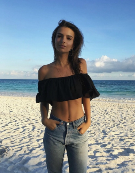 Эмили Ратажковски полностью обнажилась в Instagram