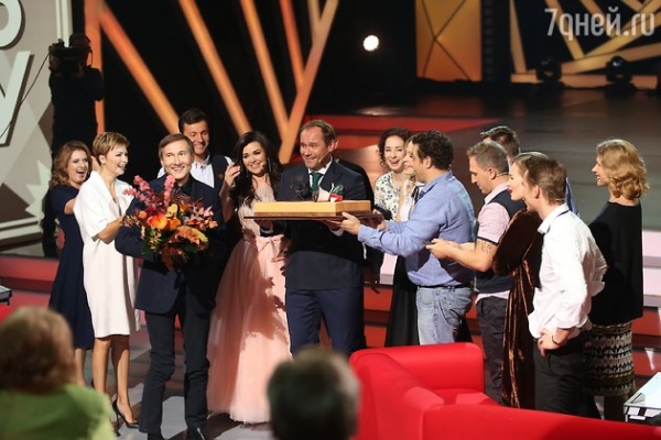 Заворотнюк и Аверин поздравили режиссера картины «Легенда№17» с юбилеем