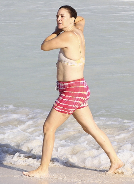Дрю Бэрримор шокировала фигурой на пляже в Мексике