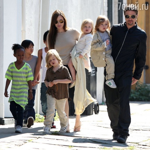 Анджелина Джоли не позволила детям увидеться с отцом в День Благодарения