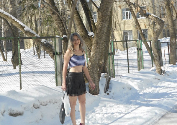 А вам слабо? 54-летняя россиянка в морозы гуляет в босоножках и шортах