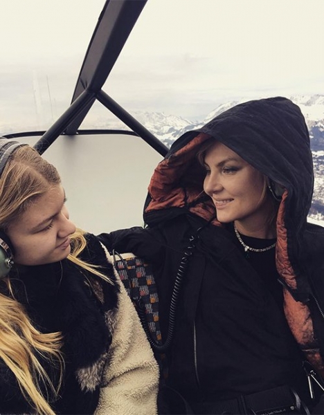 Рената Литвинова с дочерью отмечает 50-летие в горах