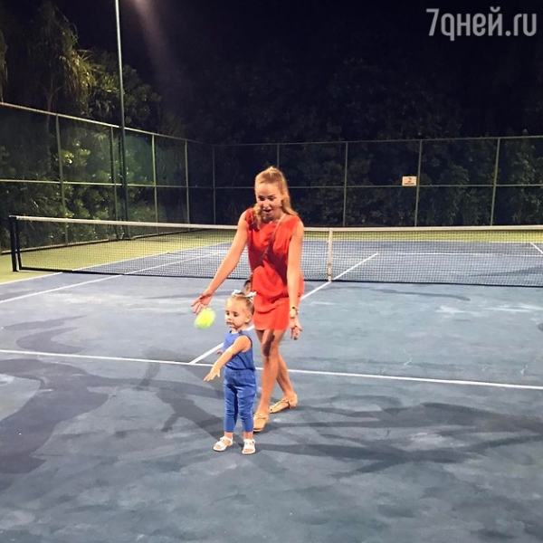 ВИДЕО: Первый урок по теннису младшей дочери Татьяны Навки