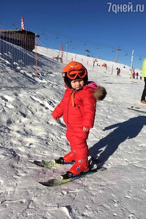 Телеведущая Ирина Сашина поставила двухлетнюю дочь на лыжи