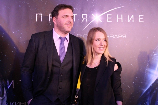 Ксения Собчак посетила премьеру «Притяжения» в белых кедах