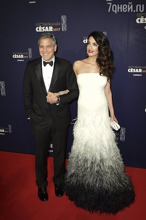 Амаль Клуни эффектно продемонстрировала округлившийся живот