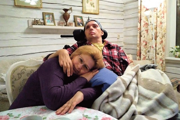 Мама Алексея Янина после инсульта и комы сына: «Он позвал меня, и я расплакалась»