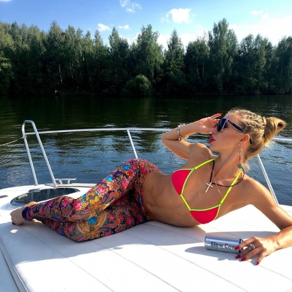 Анастасия Ивановская представила новую фотосессию для рекламы мини-бикини
