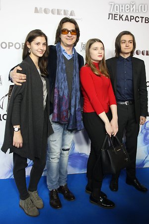 Стефания Маликова, Анастасия Меньшикова и Елена Летучая блеснули на кинопремьере
