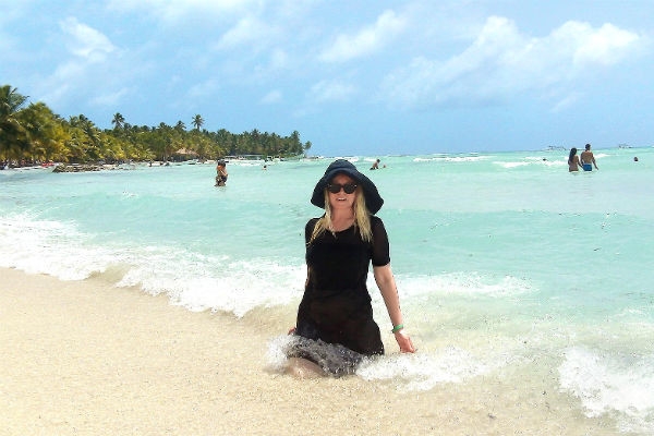 59-летняя Елена Кондулайнен оголилась на пляже Доминиканы