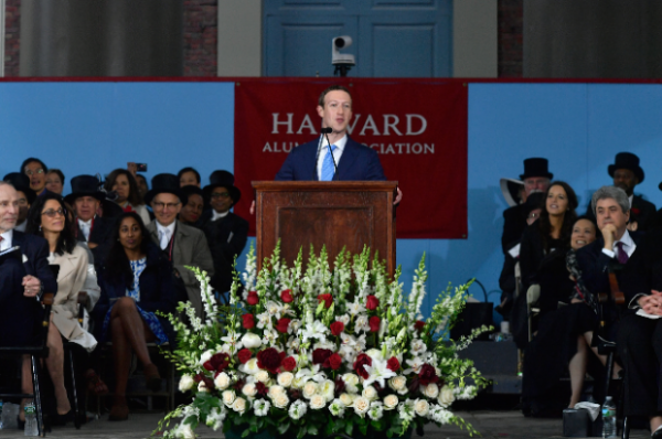 Марк Цукерберг получил диплом Гарвардского университета