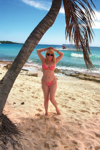 59-летняя Елена Кондулайнен оголилась на пляже Доминиканы