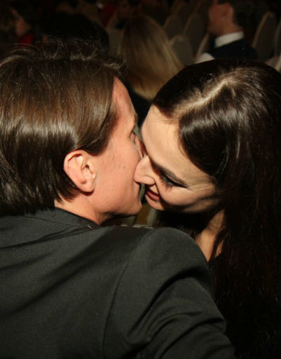 Алена Водонаева слилась в страстном поцелуе с бойфрендом на людях
