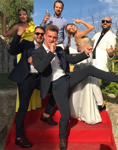 Беременная Дакота зажгла на роскошной свадьбе подруги в Черногории